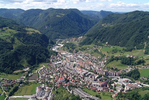 Na severni strani sega tudi v dolino potoka Kotredeščica, mestni značaj imata še naselji Selo na vzhodni strani in Dolenja vas na jugozahodni strani.