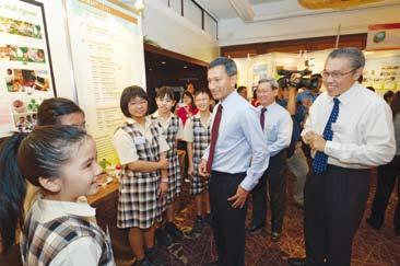 happenings Engaging the eco-champions from the primary school category: Dr Vivian Balakrishnan together with Mr Wong Weng Sun (second on right), Sembcorp Marine