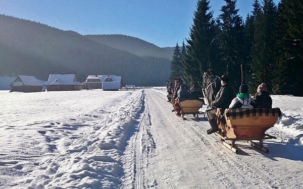 HORSE SLEDGE RIDES WITH TORCHES We offer rides on carriages in the area of the village of Kościelisko.