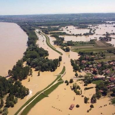 REZULTATI Slika 4.2. Poplave 2014. godine Obrenovac (slike su preuzete sa interneta) Slika 4.3. Poplave 2014. godine TENT A i okolina (slika je preuzeta sa interneta) 4.