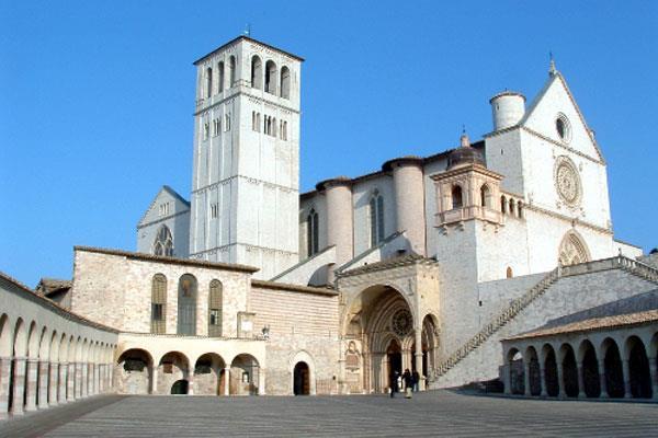 Montefalco: the balcony of Umbria Trevi, the capital of olive oil Railway line of Spoleto-Norcia Spoleto A day by day account of the route Day 1: Arrival in Assisi Overnight in a hotel with swimming