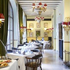 We invite you to dine in our elegant restaurant with a view of the colorful plants and