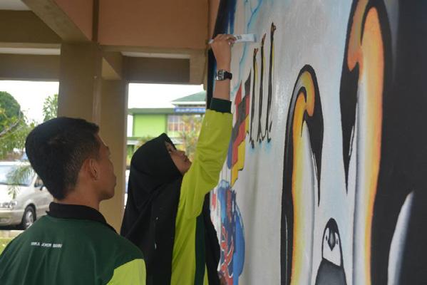 from the School Principal Tuan Hj Ismail Rosdi in completing the mural painting.