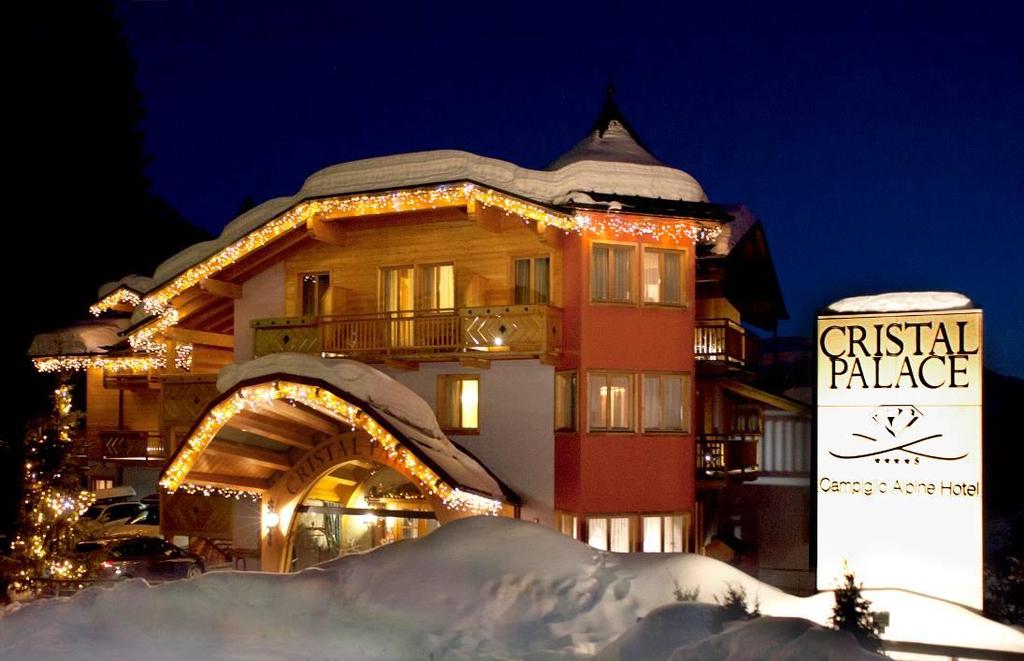 Madonna di Campiglio, Italy 2018 Ski Bridge Holiday 4* Superior Cristal Palace Hotel Saturday 10 th - 17 th March 2018 We are delighted to return to the 4*S Cristal Palace Hotel in Madonna di