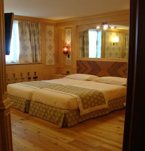 Bedrooms: All rooms are non-smoking, decorated in natural, warm colours and comfortably equipped offering LCD satellite with SKY channels, small desk, direct dial telephone, free WIFI internet