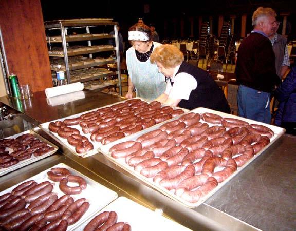 Ob času kolin pa je bilo na kmečkem jedilniku tudi okusno sveže svinjsko meso, pa krvavice, ki so jih delali povsod po Sloveniji, le da so v posameznih pokrajinah rabili različne sestavine.