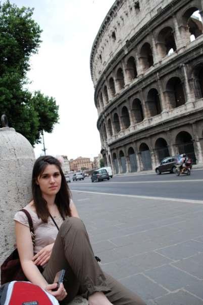 Jasmina Mrkonja, stipendista na Univerzitetu La Sapienza u Rimu, Italija STEKLA SAM PRIJATELJE ZA CIJELI ŽIVOT Otkako sam završila srednju školu znala sam da želim dio školovanja provesti u