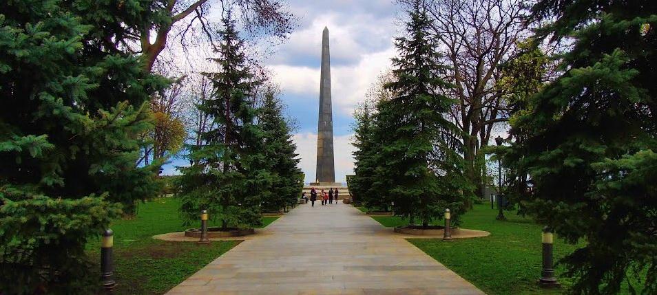 Kyiv Park of Fame Park includes also the Memorial of Eternal Glory with a monument at the grave of Unknown