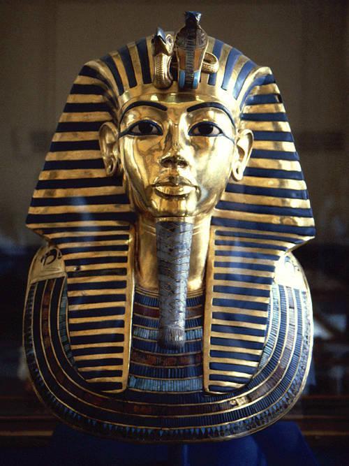 Death Mask of King Tutankhamun c. 1323 BCE gold enamel, semi precious stones, Egyptian Museum, Cairo CONTEXT : FORM/COMPOSITION : smoothly idealized features of the boy--king.