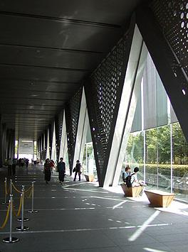interior lobby that spans the length of the building, and separate wings for temporary exhibitions and shows organized from the permanent collection.