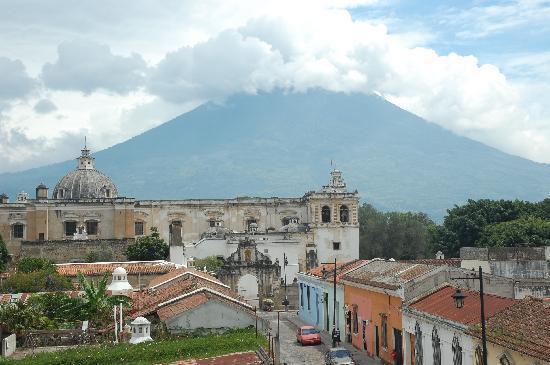 8 Walking Tours by Antigua Antigua from the Terraces Explanatory walking of Antigua Guatemala from four points located in strategic terraces to illustrate you from high above four different aspects