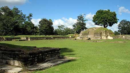 We advantage this opportunity to show you the archaeological site of Iximche, which was the capital of the Kaqchikeles mayan group.