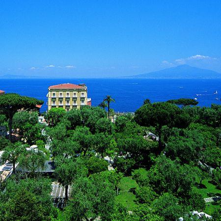 Situated in a premium location on the edge of the cliﬀ overlooking the Gulf of Naples right in the heart of Sorrento and surrounded by a ﬁve acre park, the Grand Hotel Excelsior Vittoria is the most