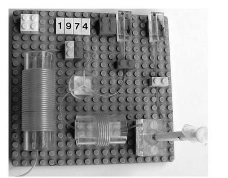 Slika 2. Model prvog Ružičkinog FIA sustava sastavljenog pomoću Lego kockica 1.2.2. Komponente FIA sustava Jednostavni FIA sustav sastoji se od jednog injektora uzorka (sample injector), reakcijskog razdjelnika (reaction manifold) i detektora.