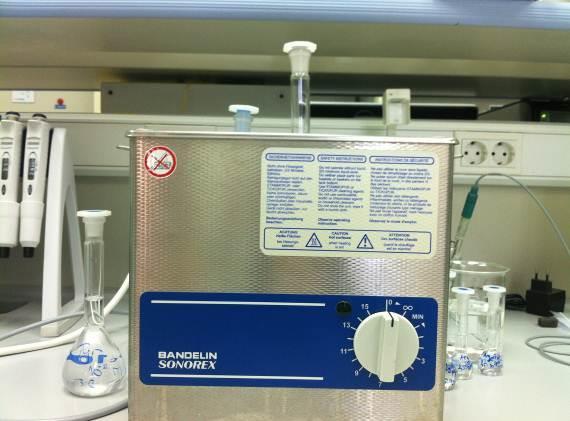 3.2.5. Ultrazvučna kupelj U radu je za uklanjanje plinova u pripremljenim otopinama i homogenziciju otopine korištena ultrazvučna kupelj (BADELIN, tip: RK-100, Njemačka).