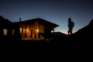 NON-RIDER ACTIVITIES Transfer to Ollantaytambo or Cusco or hiking along the trail. OVERNIGHT Wayra Lodge at 3,906 m/12,812 ft.