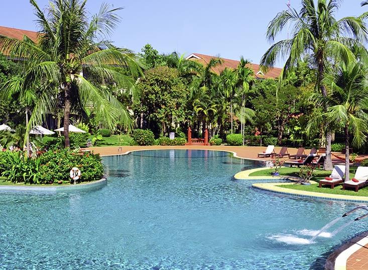 Angkor Village Resort 4*+: - 80 rooms connecting - 5 min to City centre - Outdoor 250m