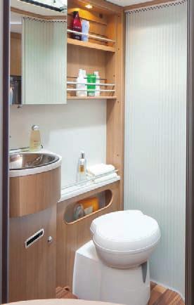 A RAM Separated and very spacious: bathroom/toilet with sliding door (top) and rear shower with sturdy folding door (bottom) in the en-suite bathroom on the