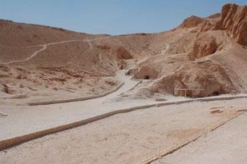 1985 Path to the SW wadi with marble plaque set up by Schiaparelli