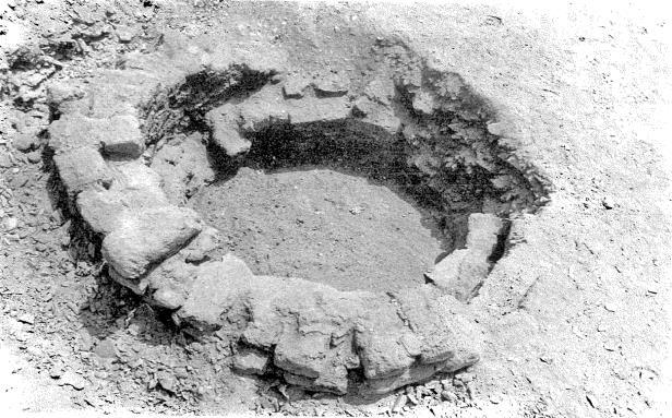 (Lecuyot 1993, 271). The structure is approximately one meter high and 2.3 meters in diameter, constructed of unfired mudbrick, although the inner bricks are fired, apparently from the Kiln s use.