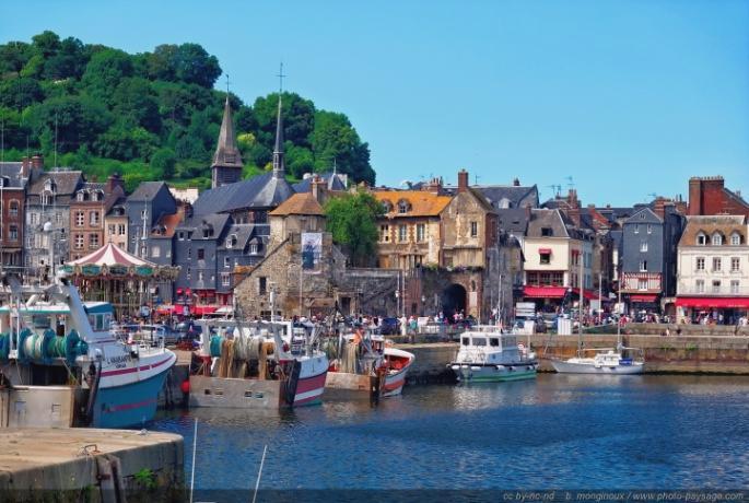 13.30 pm: Free visit of the town HONFLEUR with lunch (not included) Honfleur is a little Norman town that represents the Côte Fleurie with its sandy beaches, its charming timber-framed houses in the