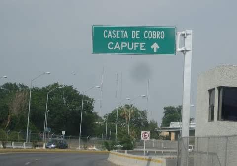 4:35 pm Follow sign to toll booth for international bridge, CASETA DE COBRO / CAPUFE 427.4 (298.2) Bear right at sign for EAGLE PASS / PUENTE INTERNACIONAL.