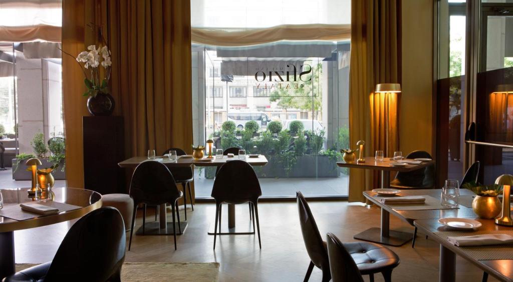 For an especially elegant lunch or a gourmet dinner, the Rosa Grand welcomes you to Sfizio by Eataly, flagship restaurant of the hotel, with a magnificent outdoor patio on Piazza Fontana, an ample