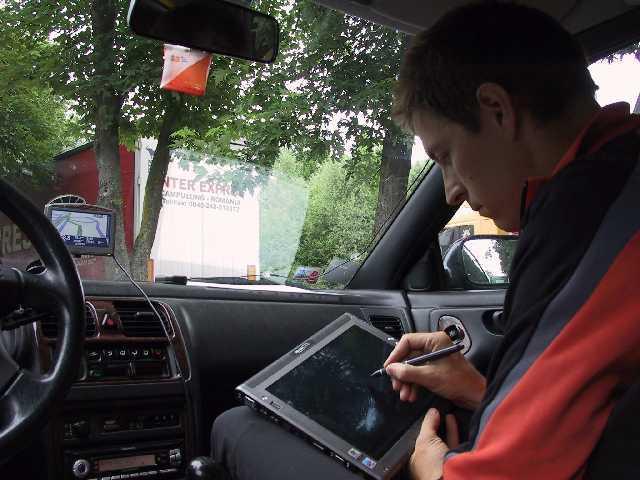 24 Rojc, I. 2009. Nadgradnja kartografskih baz za potrebe navigacijskih sistemov. Slika 9: Delo z računalnikom v povezavi z GPS sprejemnikom Zajemanje vizualnih posnetkov.