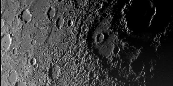 Astronomija & Astrologija VROČA MISIJA NA MERKUR Urška Pirnat, 2. b Ameriška vesoljska sonda Messenger, ki so jo izstrelili avgusta 2004 je 14