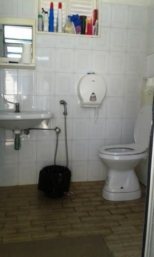 The useful width of the bathroom door is> 80 cm The toilet height is 50 cm and the seat has a closed front, free handle. And 'it presents a flexible shower head in the toilet side.