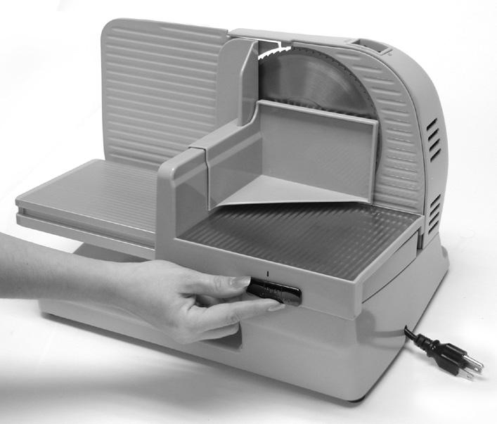 Securing the blade guard For your safety, the food carriage (4) contains a thumb guard plate (4a) that can be moved in front of the blade s cutting edge and locked in place when the slicer is not in