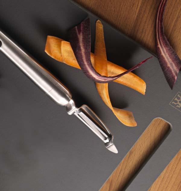 NEW ZWILLING TRADITION MADE IN SPAIN PRECISION STAMPED BLADES FOR OUTSTANDING SHARPNESS AND LIGHTWEIGHT CONTROL NEW