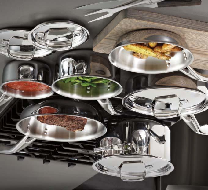Hollow-cast handles and a 3-ply clad body provide optimal comfort and performance while cooking.