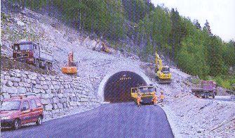 Basic installations to provide safe operation for low traffic tunnels Instalaciones básicas para una operación segura de túneles de bajo tránsito by Erik Norstroem Norwegian Public Roads