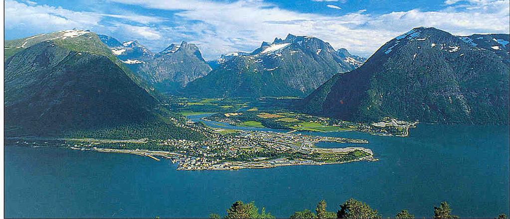 country. Norway lies in the arctic region in the northern hemisphere, (not far from the North Pole.