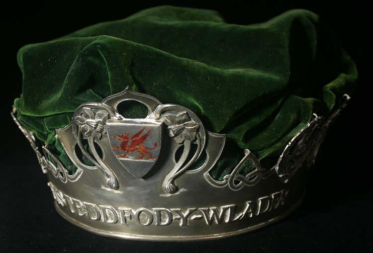 Task 1. The Crown What symbols of Wales or Welshness do you see on this crown? The crown of the Welsh Settlement s Eisteddfod Task 2.