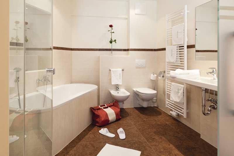 .. With terrace to the south Equipped with: Bathroom (bathtub and shower), toilet with bidet, hair dryer, telephone, radio, ﬂat screen cable-tv, DVD-Player, safe, wooden ﬂoor, free use of the