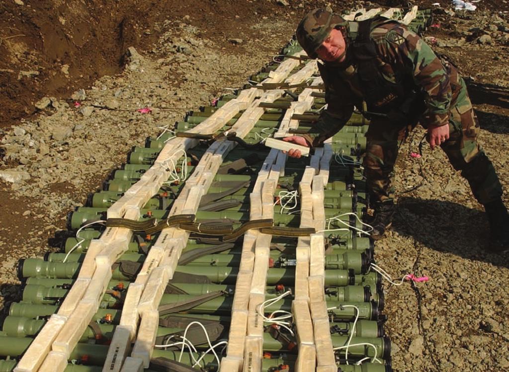 Një oficer i ushtrisë amerikane përgatit raketat SA-7A që do të shpërthehen në Bosnje dhe Hercegovinë, Mars 2004.