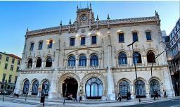 Continuing towards Rossio (Rossio Square) to taste the typical drink ginjinha and afterwards head to Praça Martim Moniz (Martim Moniz Square) to board a typical Lisbon Tram