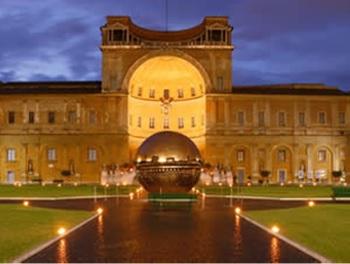 00 pm: visit of the Domitian Stadium 7.00 pm: free dinner 9.00 pm: visit of the Vatican Museums and Sistine Chapel 11.