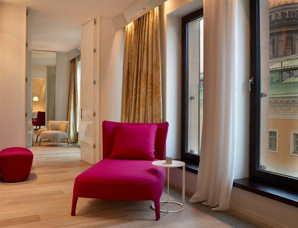 The hotel offers 200 rooms and suites and features the panoramic Bellevue Brasserie