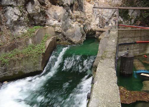 Slika 8.2.2. Vrelo Radobolje Vrelo Studenac nalazi se na sjeverozapadnom rubu sjevernog dijela Mostarske kotline, na oko 10 km od središta Mostara. Izvire u samom koritu rijeke Neretve.