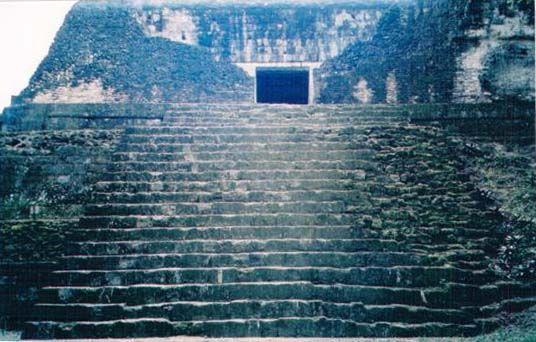 Hram broj 6, Tikal, Guatemala Tikal u prijevodu znaci Grad glasova. Posto sam naucio da u sve sumnjam, jer je istina obicno negdje drugdje, razmisljao sam odakle naziv.