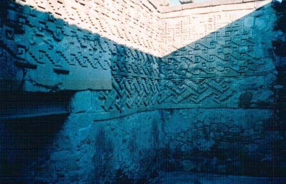 Komora duhovni portal, Mitla, Oaxaca, Meksiko Napustam Palacu i krecem se juzno do slijedece mini plaze. Rusevni zidovi sa impresivnim kamenim pragovima iznad ulaza.