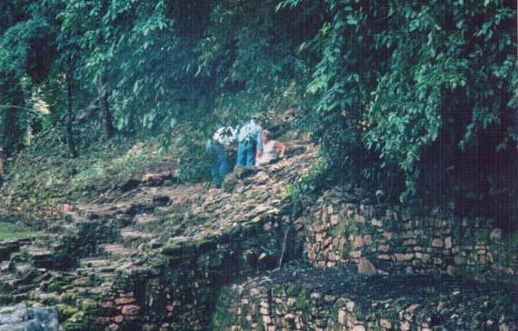 Nezgoda na stepenicama, Yaxchilan, Chiapas, Meksiko Razmisljam o simbolici situacije. Da li je ovo maglovito podsjecanje na vremena kada su se zrtvovana tijela kotrljala niz ove stepenice?