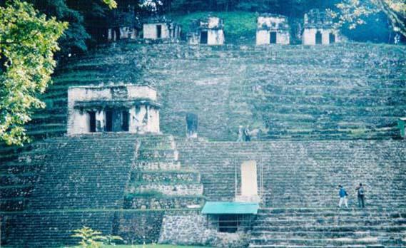 Velika piramida Bonampaka, Chiapas, Meksiko (U sobu mi ulazi Oksana, gleda fotografiju piramide u albumu i govori: Znas zasto su sluzile ove piramide? Tu su skupljali energiju.