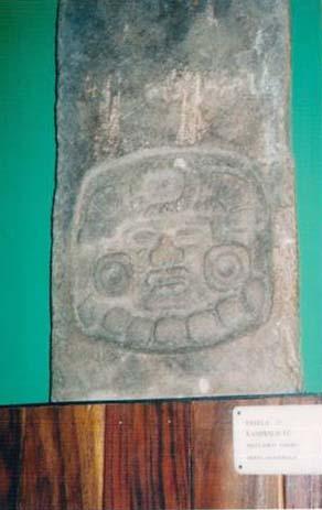 Kamena stela iz drevnog grada Kaminal Juyu, Guatemala Ja bih ovu tradicionalnu podjelu na tri perioda potpuno izbrisao. I pristupio Majama na sasvim drugaciji nacin.