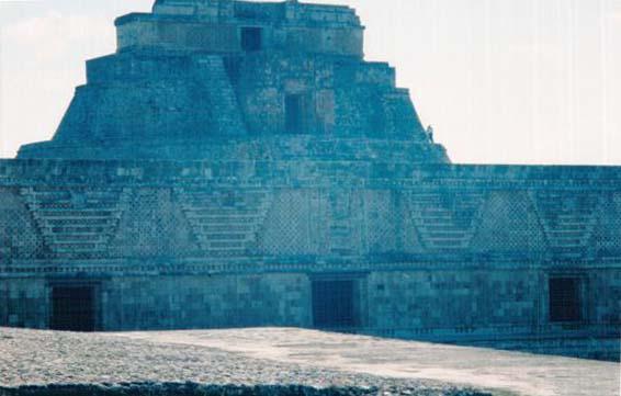 Zenski samostan, Uxmal, Yucatan, Meksiko Jednostrano i limitirano posmatranje svijeta Spanjolaca nastavilo se i u slucaju prekrasne gradjevine koju su oni nazvali Palaca Guvernera.