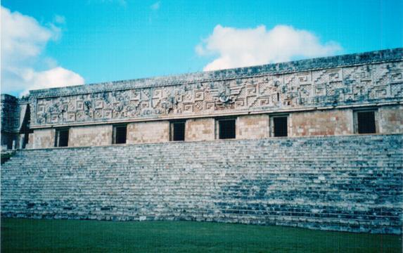 Palaca guvernera, Uxmal, Yucatan, Meksiko Izracunavanja iz 1975 (istrazivaci Aveni i Hartung) su pokazala da se dugacka strana Palace Guvernera nalazi pod uglom od 19 stepeni u odnosu na glavnu