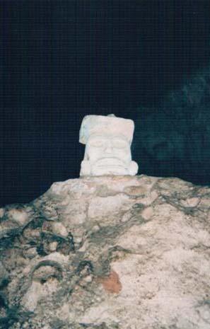 Ratnik ili superiorno bice, Loltun, Yucatan, Meksiko Tri kilometra Loltun-a su otvorena za javnost. Prirodne formacije (stalaktiti, stalagmiti) se smjenjuju sa rukotvorinama i crtezima Maja.